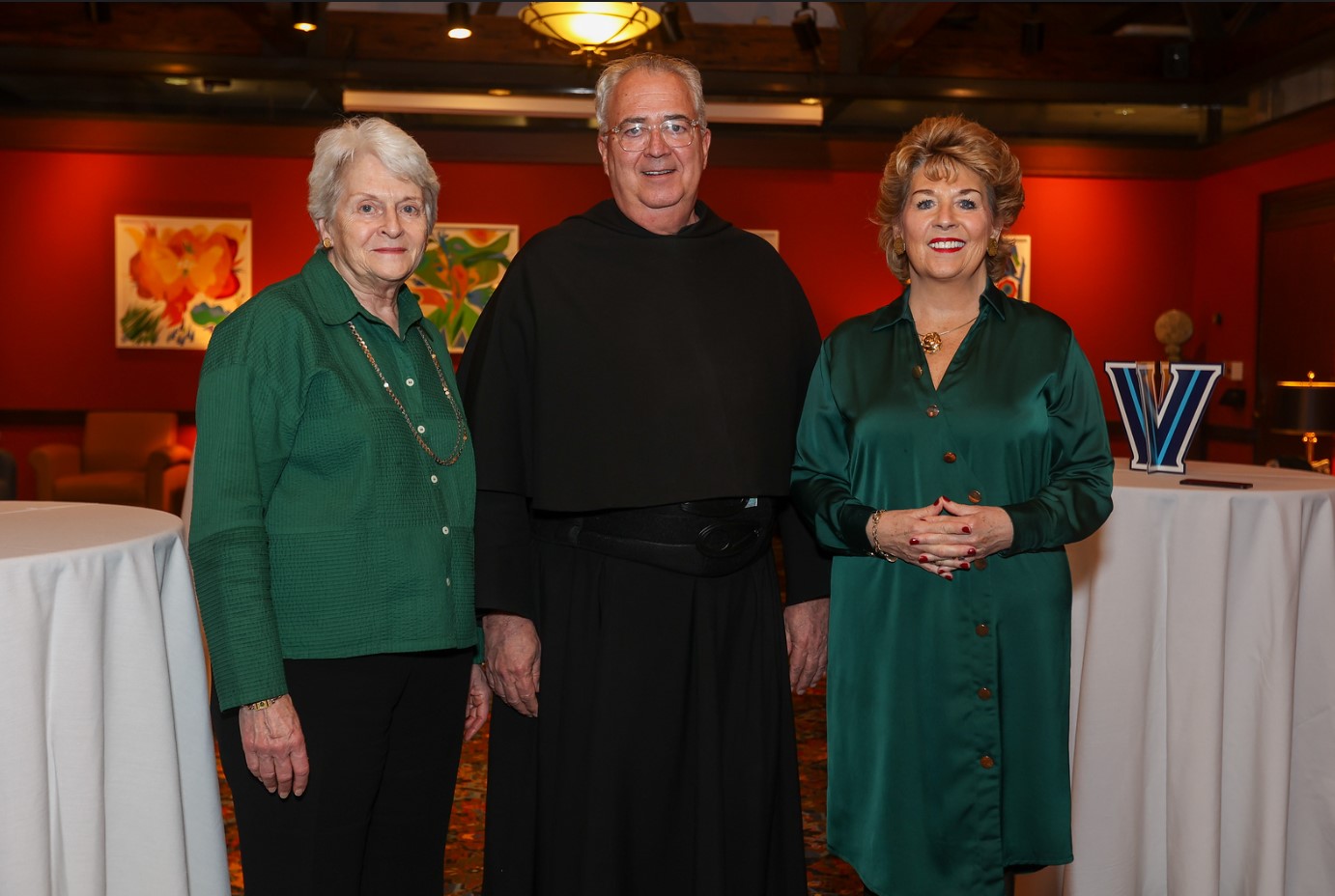 Group picture of University leadership and Irish visitors.