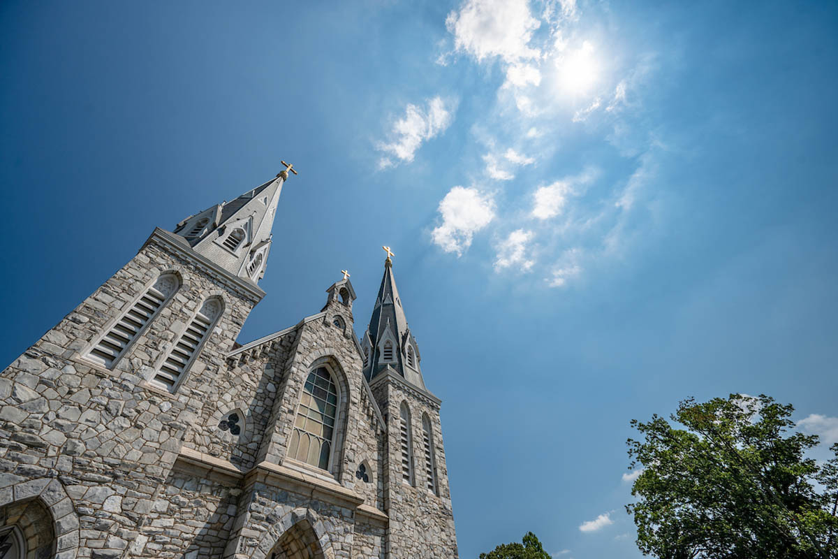 Image of the St. Thomas of Villanova Church from the ground